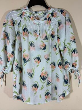 LC Lauren Conrad Floral Gauze Peasant Top Size XS Raw Edge Pintuck Detail
